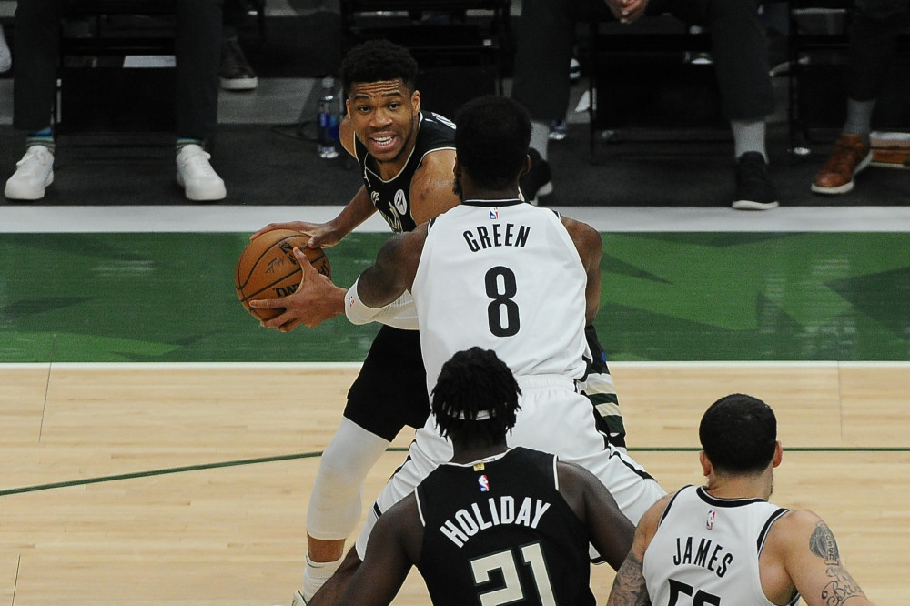  篮网加时险胜雄鹿，杜兰特关键三分定乾坤