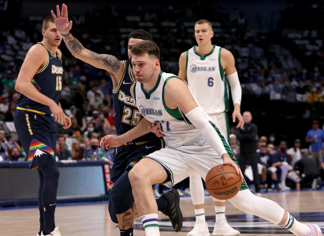  东契奇准三双独行侠险胜快船迎五连胜